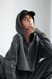 Made in Barcelona · 100 % Premium Organic Cotton · Made to Last · Environmental Friendly Dye · Extremely soft fabric  · Brushed finish on the inside for a warm, smooth feeling · Easy-to-Wear and Match · Loose/Oversized fit · Raw cut on waist · Low shoulder · Oversized sleeves · Thumbholes · Worn-out feel · Charcoal Grey - Side Image