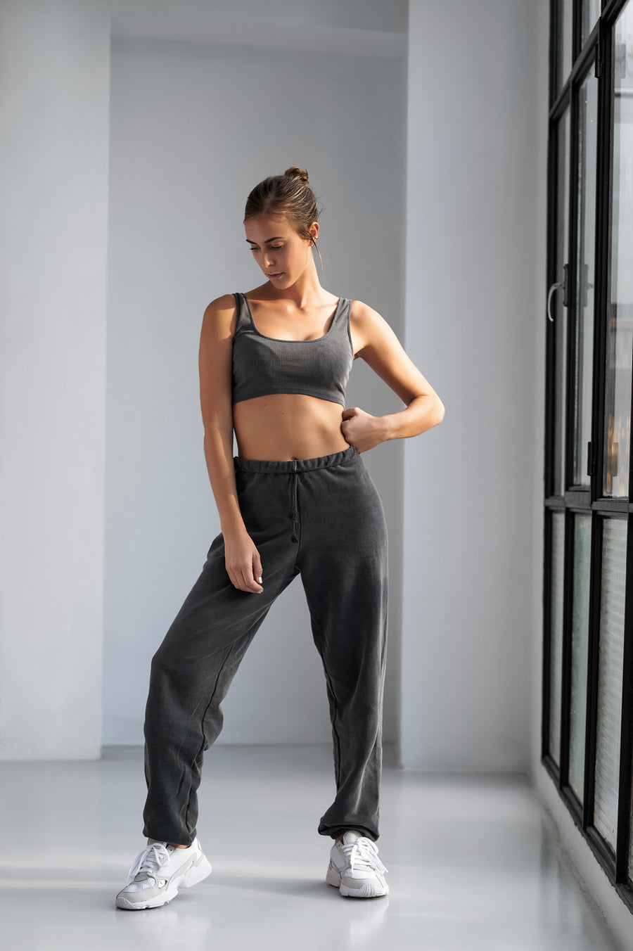 Hygge Jogger - Charcoal Gray - Front Image 2 - Extreme softness - Warm & Smooth Feeling - Easy-to-Wear & Versatile - Easy-to-Match - High Quality Basic - Streetstyle - Streetwear - Loose-fit - Oversized -  Cuffed ankles - Adjustable high or low waist due to drawstring - Elastic wasitband - Worn-out look - Essential wear - Casual - Sophisticated - Becca & Cole